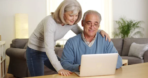 Älteres Paar Nutzt Gemeinsam Laptop Computer — Stockfoto