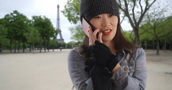 Preciosa Joven Hablando Teléfono Inteligente Frío París Francia — Foto de Stock