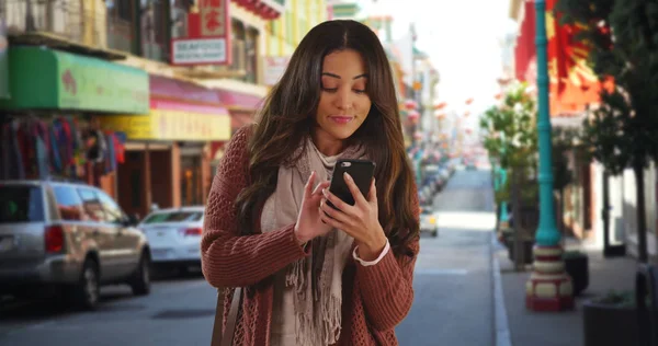 Θηλυκό Λατίνα Εισέρχονται Τοποθεσία Επάνω Κινητό Τηλέφωνο App Στην Chinatown — Φωτογραφία Αρχείου