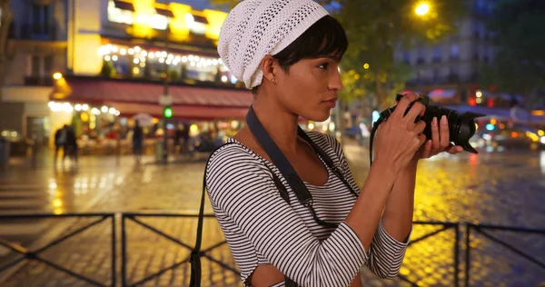 Kreative Junge Schwarze Frau Fotografiert Urbanes Nachtleben Mit Digitalkamera — Stockfoto