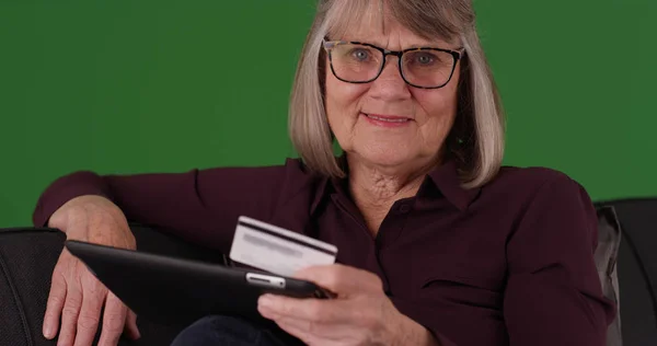 Encantadora Anciana Con Tableta Tarjeta Crédito Sonriendo Cámara Pantalla Verde —  Fotos de Stock