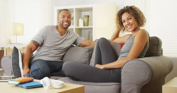 Africano Casal Sentado Sofá Sorrindo — Fotografia de Stock