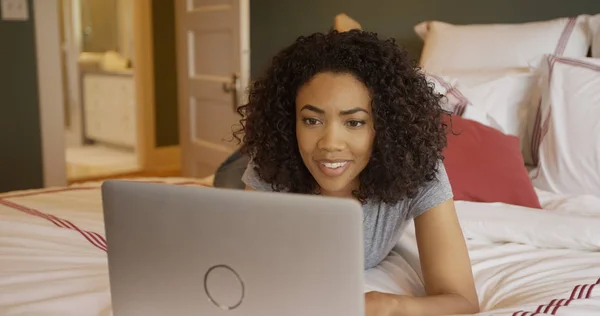 Aantrekkelijke Jonge Zwarte Vrouw Lezen Een Laptopcomputer — Stockfoto