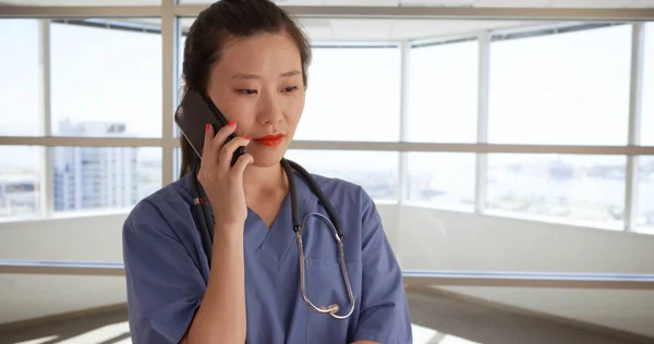 Millennial Krankenschwester Arbeitet Peeling Mit Mobilen Gerät Büroklinik — Stockfoto