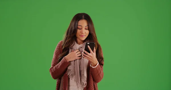 Mulher Bonita Latina Usando Smartphone Tela Verde — Fotografia de Stock