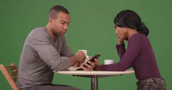在绿色屏幕上与黑人夫妇约会 喝咖啡和使用智能手机 — 图库照片