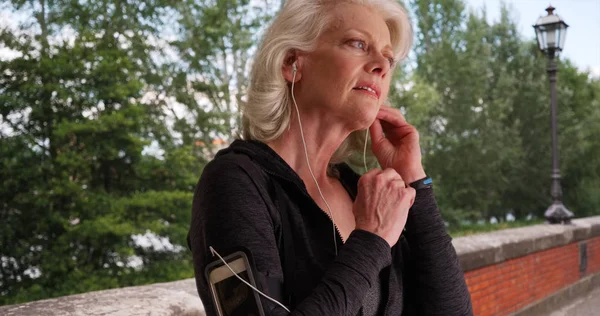 Mujer Mayor Colocando Auriculares Comprobando Rastreador Aptitud Antes Del Entrenamiento — Foto de Stock