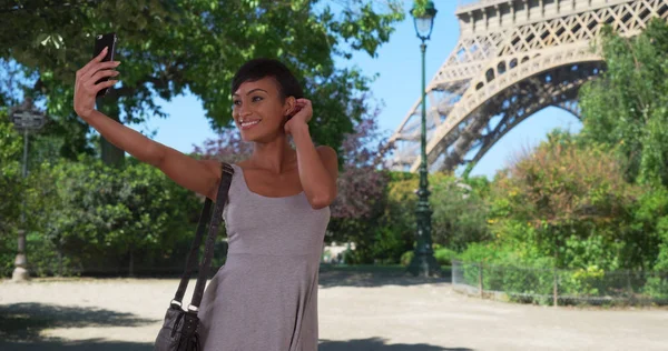 Vrolijke Gemengd Ras Vrouw Neemt Selfies Smartphone Voor Eiffel Tower — Stockfoto