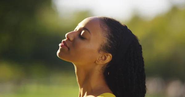 Mujer Negra Sintiendo Sol Brillar Cara — Foto de Stock