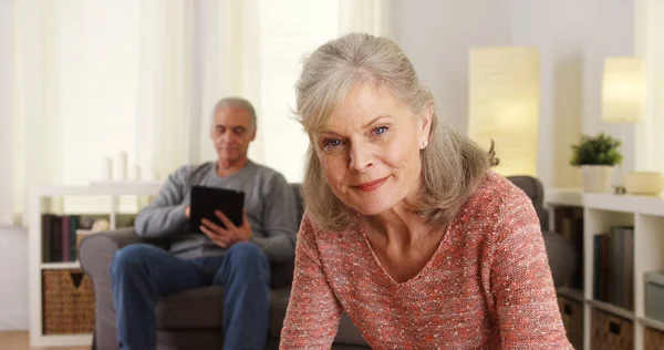 Schöne Seniorin Blickt Die Kamera — Stockfoto