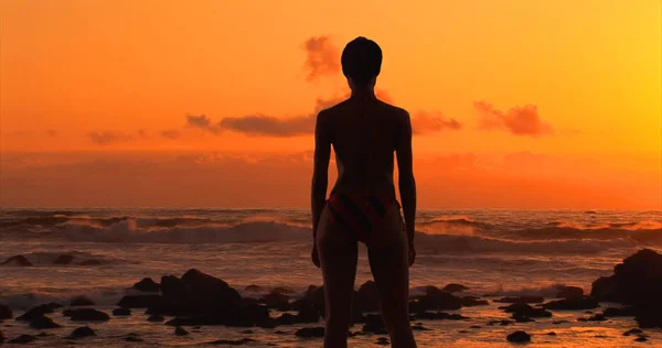 Sexy Kobieta Czarny Pasiasty Strój Kąpielowy Ogląda Plaża Zachód Słońca — Zdjęcie stockowe