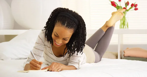 Junge Schwarze Frau Schreibt Tagebuch — Stockfoto