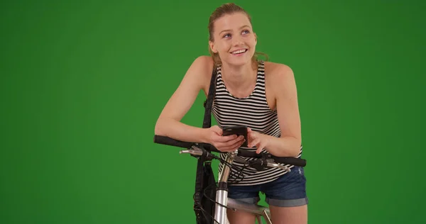 Jovem Mulher Andando Bicicleta Mensagens Texto Smartphone Tela Verde — Fotografia de Stock