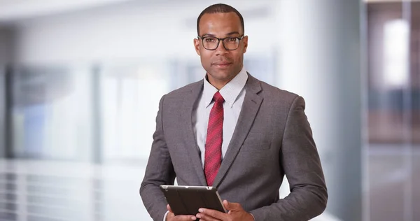 Profissional Negócios Preto Posa Para Retrato Com Seu Tablet Óculos — Fotografia de Stock