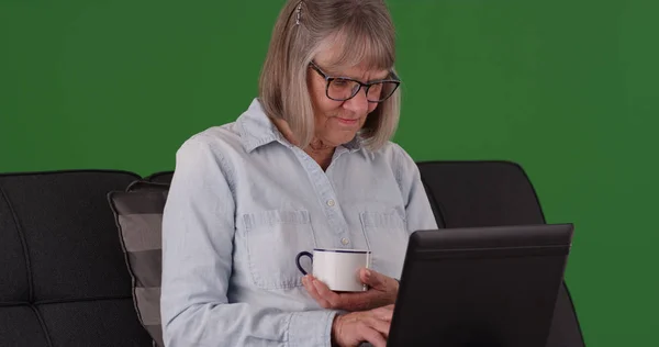 Senior Mujer Caucásica Con Café Usando Ordenador Portátil Sofá Pantalla —  Fotos de Stock