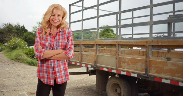 Fröhliche Kaukasische Frau Die Neben Einem Landwirtschaftlichen Lastwagen Steht Und — Stockfoto