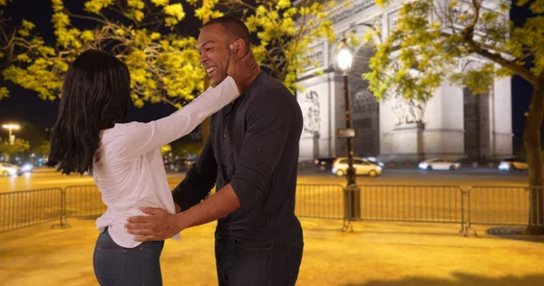Fekete Férfi Meghívott Barátnője Párizsban Megfelel Neki Közel Arc Triomphe — Stock Fotó