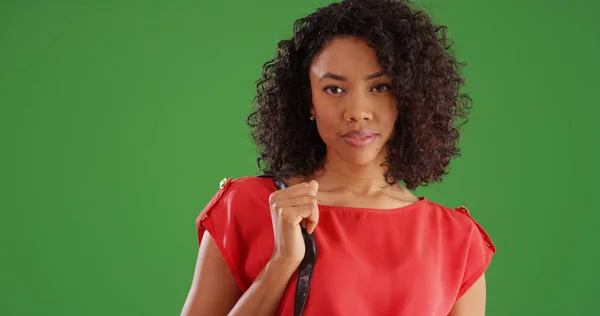 Vacker Afroamerikanska Kvinna Poserar Med Väska Grön Skärm — Stockfoto
