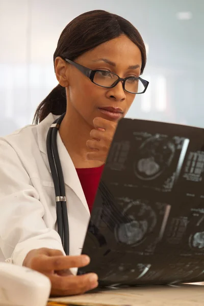 Retrato Del Médico Femenino Leyendo Rayos Del Cerebro Los Pacientes — Foto de Stock