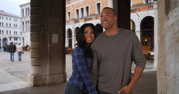 Reisender Schwarzer Freund Und Verliebte Freundin Spazieren Durch Venedig Italien — Stockfoto