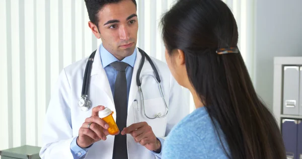 Médico Hispânico Explicando Nova Prescrição Paciente — Fotografia de Stock