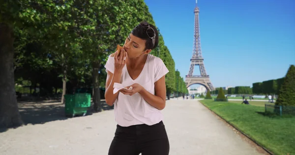 Afrikanerin Auf Reisen Paris Isst Zum Mittagessen Kitschiges Stück Pizza — Stockfoto