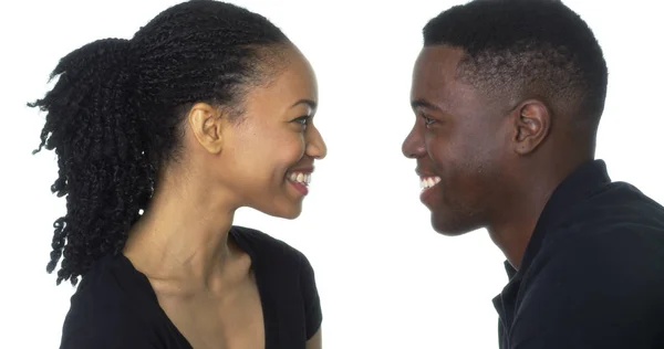 Feliz Joven Negro Pareja Mirándose Sonriendo — Foto de Stock