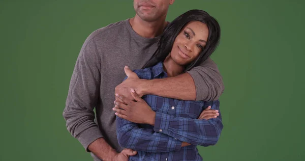 Mulher Negra Olhando Para Câmera Enquanto Namorado Abraça Tela Verde — Fotografia de Stock