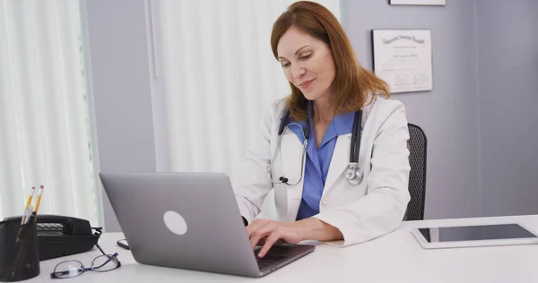 Retrato Del Médico Senior Escribiendo Portátil Girando Para Sonreír Cámara — Foto de Stock