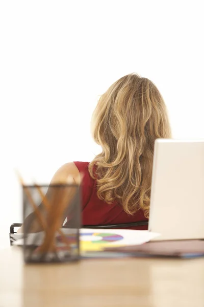 Zakenvrouw Ontspannen Geïsoleerd Witte Achtergrond — Stockfoto