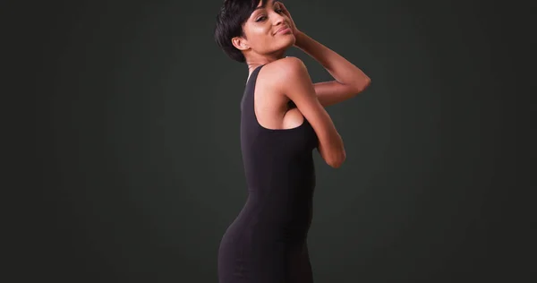 Mujer Sexy Vestido Negro Apretado Bailando Sobre Fondo Gris — Foto de Stock