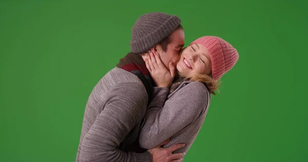 Casal Jovem Abraçando Sendo Afetuoso Roupas Inverno Tela Verde — Fotografia de Stock