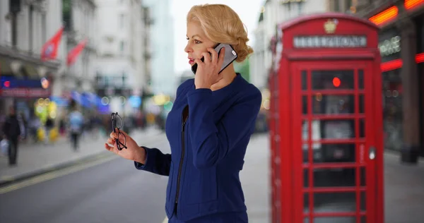 Mulher Negócios Londres Telefonema Importante Com Seu Cliente — Fotografia de Stock