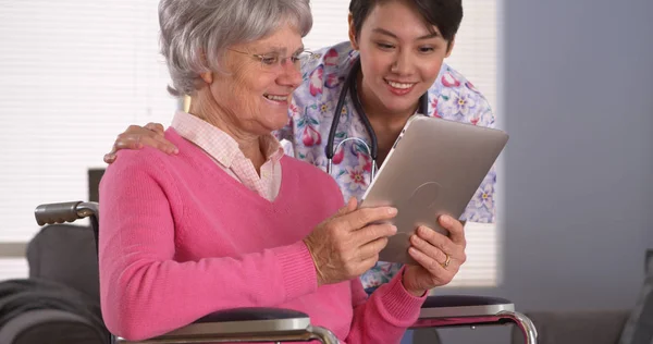 Ältere Patienten Und Asiatische Krankenschwester Haben Spaß Mit Tablette — Stockfoto