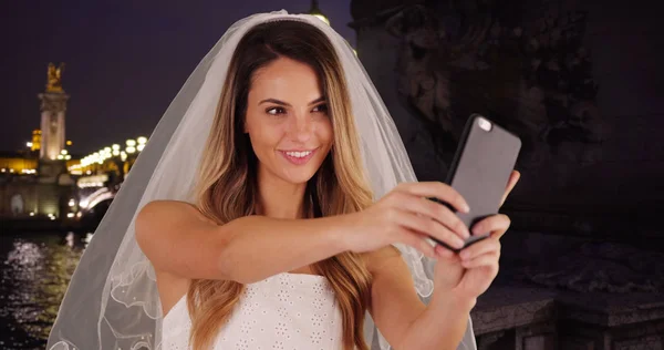Freudige Braut Macht Lustige Selfies Paris Der Nacht — Stockfoto