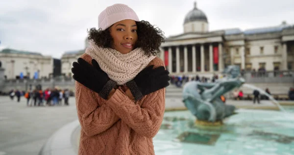 Afro Americano Mulher Turista Tentando Ficar Quente Frio Londres Tempo — Fotografia de Stock