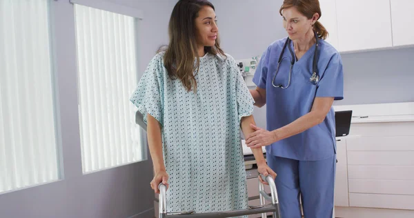 Gewonde Patiënt Met Hulp Van Verpleegkundige Met Krukken Lopen — Stockfoto