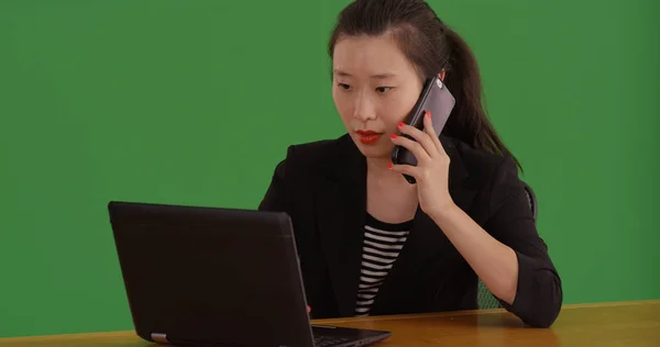 Professionell Asiatiska Affärskvinna Med Smartphone Och Laptop Grön Skärm — Stockfoto