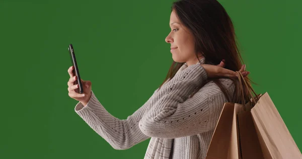 Profiel Portret Van Vrouwelijke Shopper Selfie Met Telefoon Nemen Groen — Stockfoto