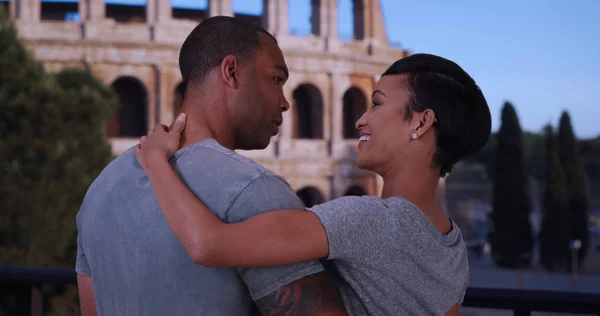Namorado Namorada Negra Roma Conversando Frente Coliseu — Fotografia de Stock