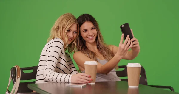 緑色の画面で撮影 Selfie を座っている つの幸せな女性の友人の肖像画 — ストック写真