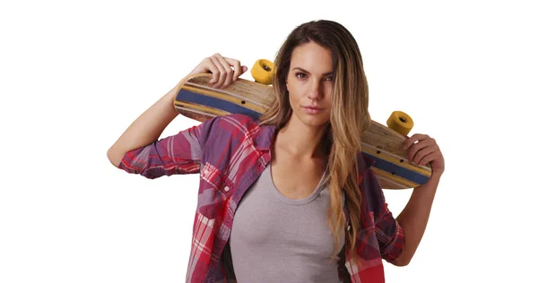 Menina Milenar Posando Com Skate Fundo Branco Com Copyspace — Fotografia de Stock