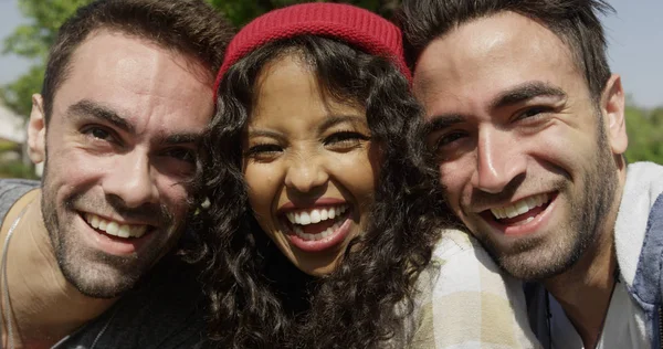 Fechar Três Jovens Amigos Multirraciais Desfrutando Sol — Fotografia de Stock