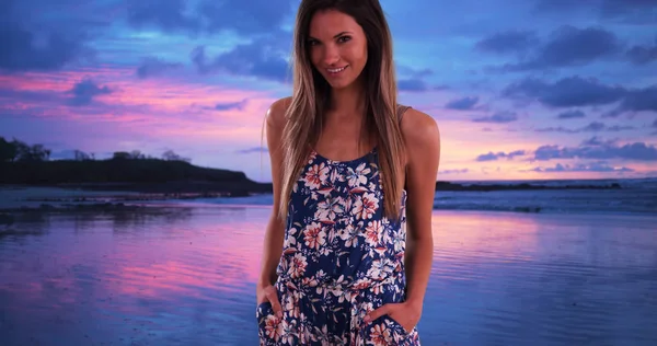 Stylish Woman Her 20S Posing Casually Beach Beautiful Sunset — Stock Photo, Image