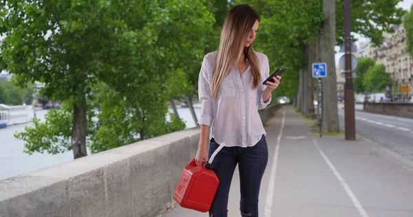 Donna Con Tanica Plastica Utilizzando Telefono Trovare Distributore Benzina Più — Foto Stock