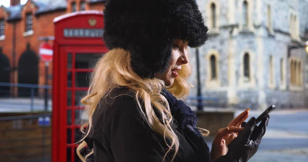 Mulher Bonita Windsor Inglaterra Digitando Mensagem Telefone Móvel — Fotografia de Stock