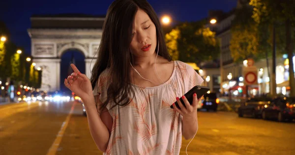 Joyful Millennial Escuchando Música Con Smartphone Champs Elysees Paris — Foto de Stock