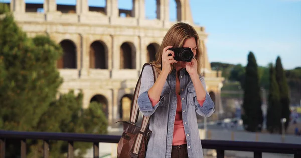 Fotograf Podróży Rzymie Biorąc Obraz Poza Uśmiechający Się — Zdjęcie stockowe