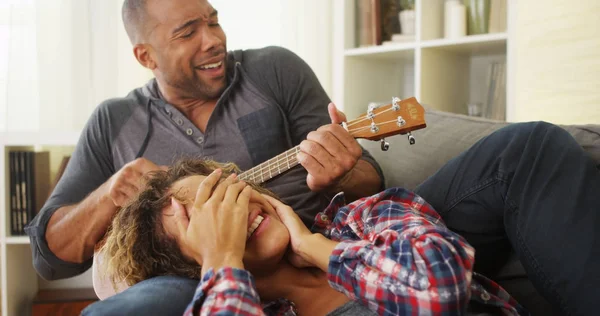 Feliz Pareja Negra Acostada Sofá Con Ukelele —  Fotos de Stock