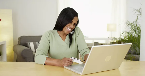 Mujer Negra Sana Pagando Facturas Línea — Foto de Stock